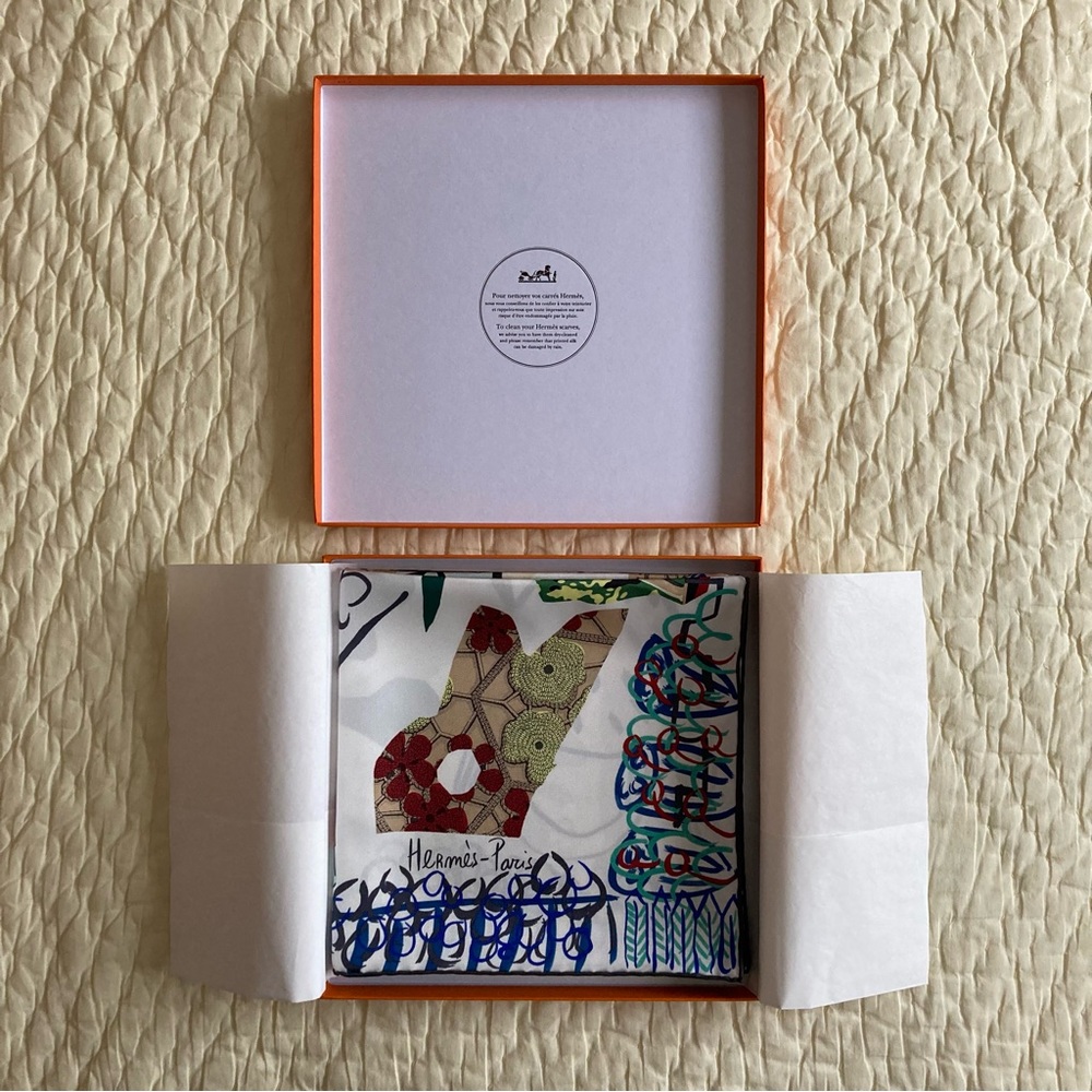 Brand New Hermes La Maison des Oiseaux Parleurs Silk Scarf - Picture 4 of 14